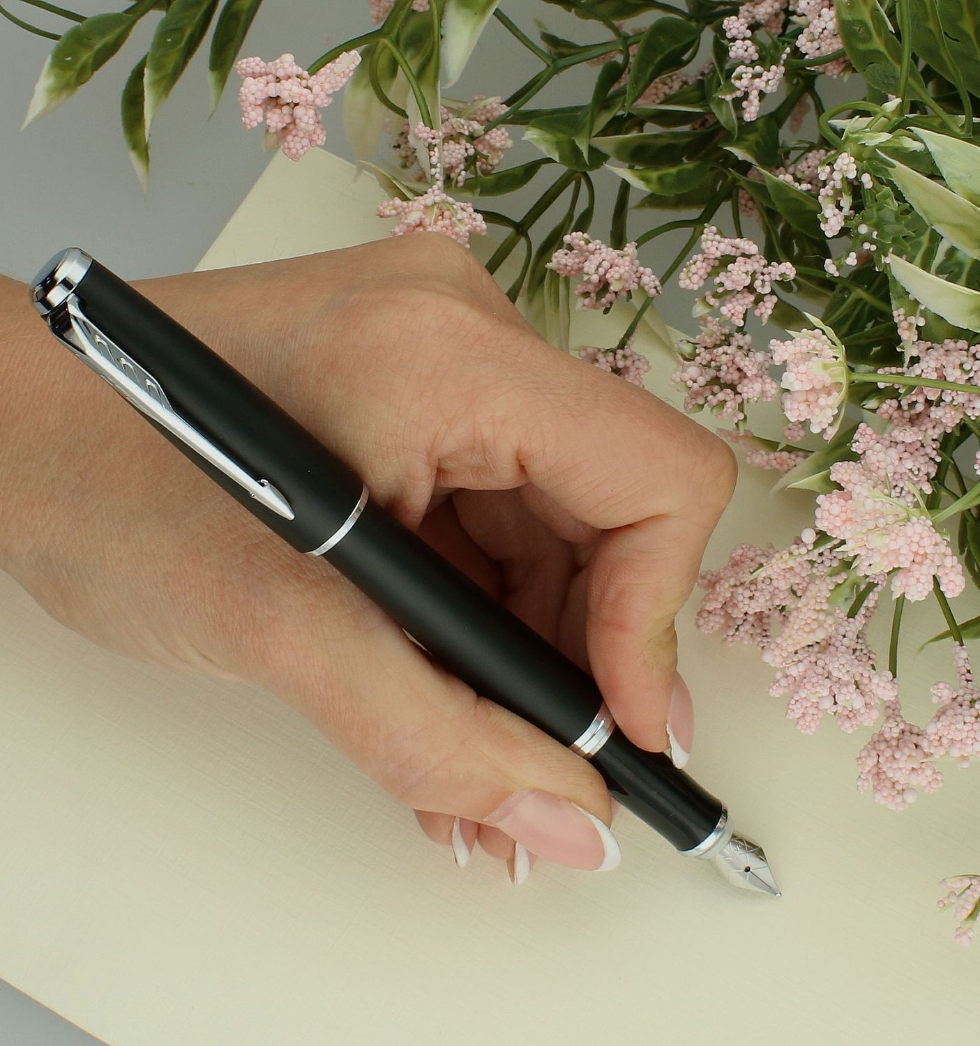 Pióro wieczne czarne mat Pióro 1931599SET Nowoczesne pióro, wysokiej jakości oraz stworzone w oparciu o doświadczenie marki Parker w dziedzinie artykułów piśmienniczych najwyższej jakości..jpg